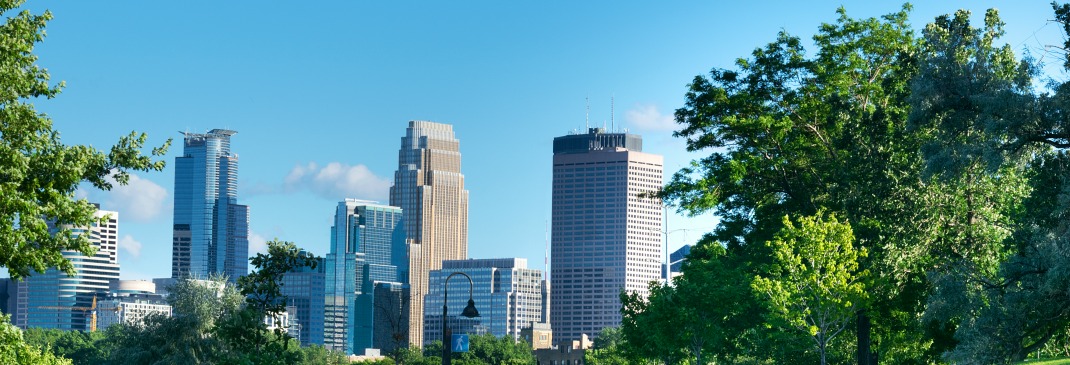 Skyline von Minneapolis im Sommer